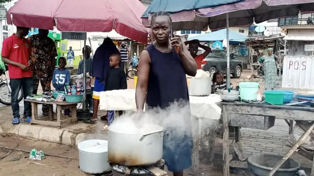 Awọn eeyan kan n taja .