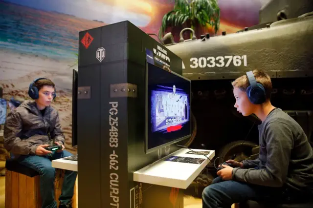 Подростки играют в World of Tanks