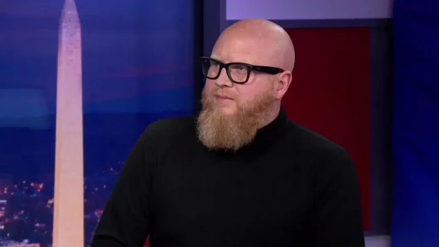 جوناتن رینولډس وايي، د مور، پلار نیول کېدل یې درونکې پېښه ده.