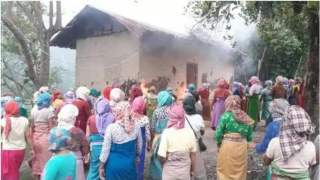 মূল অভিযক্ত হুইরেম হেরোদাসে বাড়ি ভেঙ্গে দিচ্ছেন মেইরা পেইবেই-এর সদস্য নারীরা