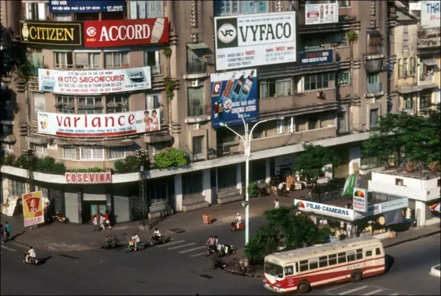Một góc phố đường Lê Lợi được chụp vào năm 1991