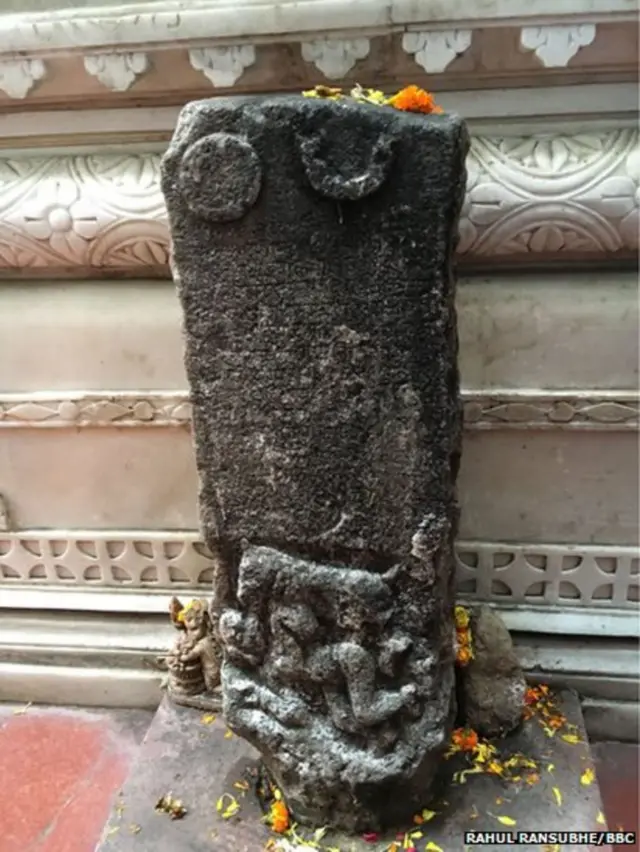 મુંબઈના પીપણેશ્વર મહાદેવ મંદિર બહાર ગધેગલ 