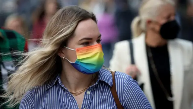 न्यूयोर्कमा मास्क लगाएकी एक महिला