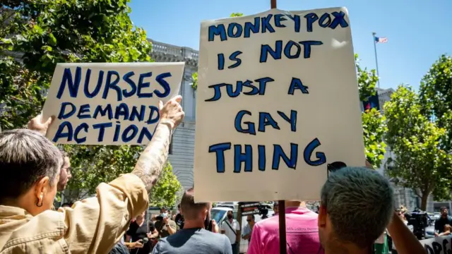 Komunitas LGBT di Amerika Serikat menentang stigmatisasi bahwa cacar monyet berkembang dan menular di kalangan homoseksual.