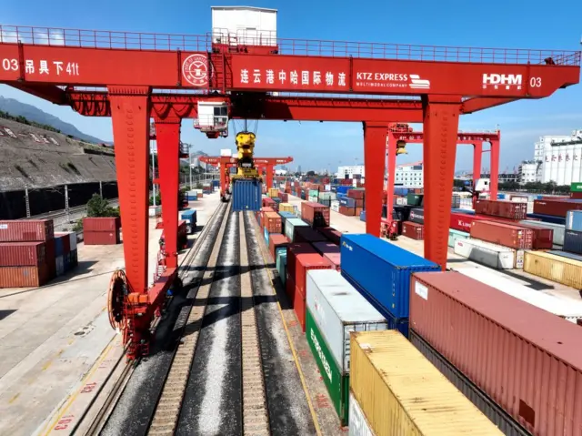 کانتینرها روی قطار باری چین-اروپا بارگیری میشوند