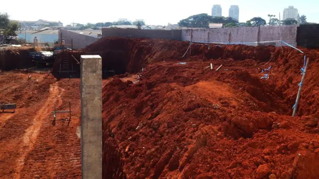 Homens trabalham na retirada de terra da área onde foi construído um recinto para os ursos polares em São Paulo