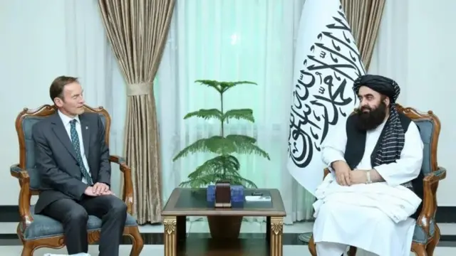 وزیر خارجه حکومت طالبان با نمایندهٔ ویژهٔ بریتانیا برای افغانستان