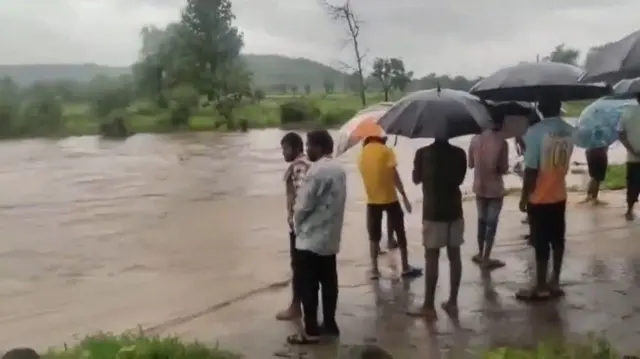पावसामुळे नदी नाल्यांना पूरस्थिती असून किनवट येथील 32 वर्षीय ग्रामपंचायत सेवक पुराच्या पाण्यात गेला वाहून गेल्याची माहिती आहे