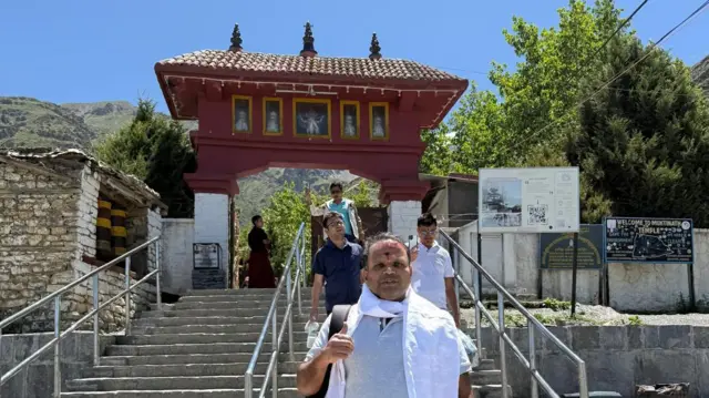 मुक्तिनाथको मन्दिरअगाडि अशोक पेर्मला