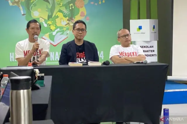 Kepala Badan Standar Kurikulum dan Asesmen Pendidikan Kemendikbud-Ristek Anindito Aditomo (tengah) 