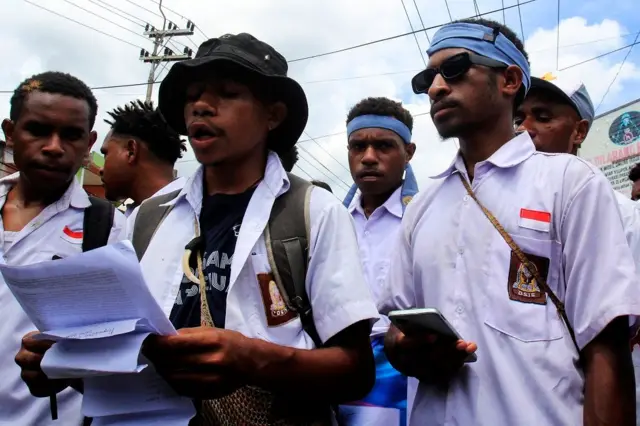 Sejumlah pelajar berorasi dalam aksi penolakan program Makan Bergizi Gratis (MBG) di Kawasan Waena Kota Jayapura, Papua, Senin (17/02).