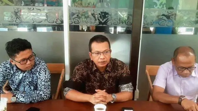 Kuasa Hukum Parlin B Hutabarat (tengah) mengatakan harusnya tersangka Haryono bisa dijadikan juctice collaborator pada pengungkapan kejahatan Brigadir Anton.