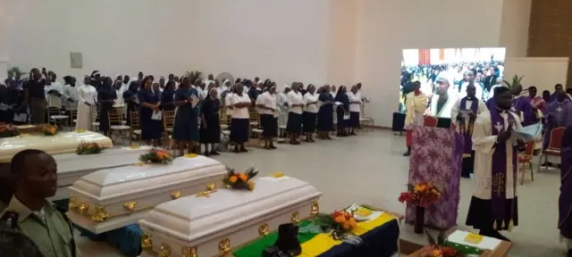 Owo church attack victims mass burial: Fotos, updates