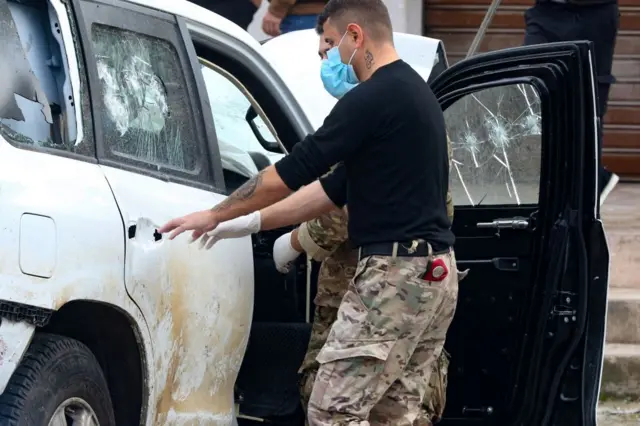 سربازان لبنانی در حال بازرسی خودروی صلحبانان سازمان ملل متحد