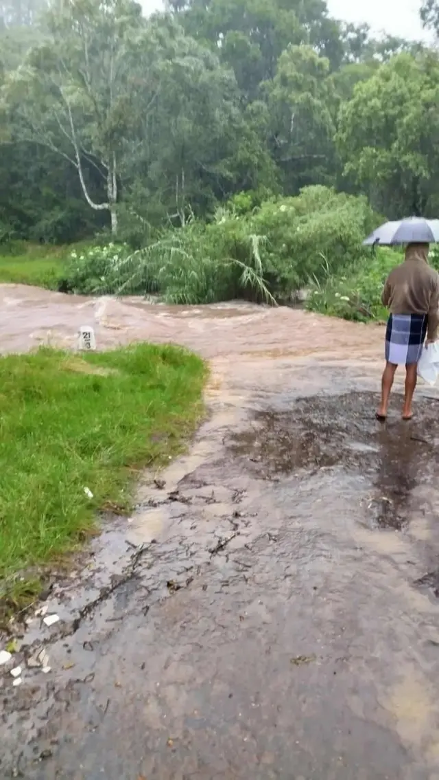 வெள்ள பாதிப்பால் மூடப்பட்ட சாலை