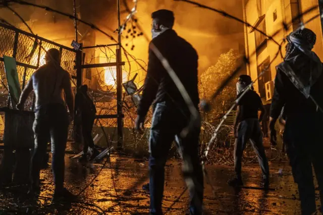 বেইরুতে মার্কিন দূতাবাসের সামনে চলছে বিক্ষোভ