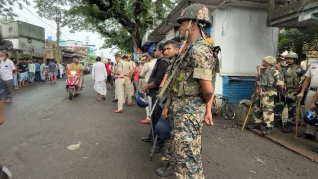 সোমবার ধর্ষণের শিকার হওয়া কিশোরীর বাড়ির সামনের রাস্তার ছবি