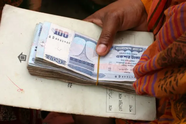 ব্যাংক থেকে ঋণ নেয়ার পর ঋণ-গ্রহীতা যদি তা পরিশোধ করতে না পারে তবে তার দায়ভার জামিনদারের ওপর আসবে 