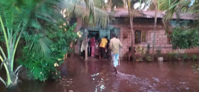 වැසිවලින් ඒ වන විටත් ඇයගේ නිවසේ මිදුල පුරාම ජලය පිරී තිබී ඇත.