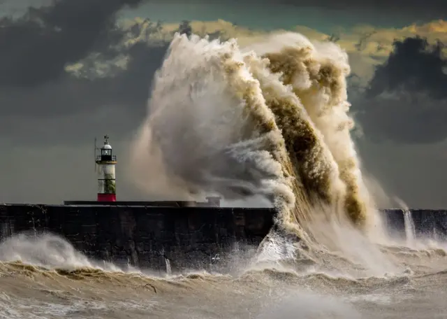 நிலா குறித்த தகவல்கள்