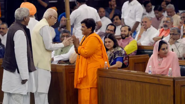 পার্লামেন্টের সেন্ট্রাল হলে প্রজ্ঞা সিং ঠাকুরকে অভিনন্দন জানাচ্ছেন প্রবীণ বিজেপি নেতা লালকৃষ্ণ আডভানি