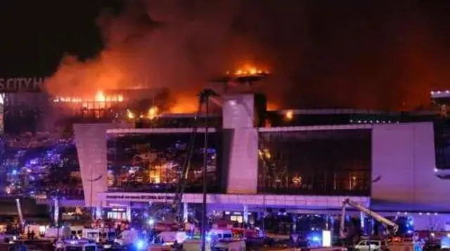 무장괴한들의 공격으로 크로커스 시청 건물 대부분은 불에 탔고 지붕 일부는 무너졌다