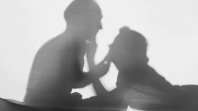 一对情侣的剪影