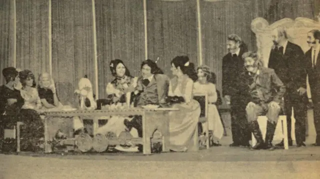 صحنه‌ای از تئاتر در کابل در دهه پنجاه خورشیدی در نمایش «مفتش» اثر گوگول با کارگردانی احمدشاه علم