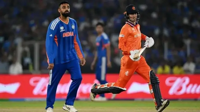  வருண் சக்ரவர்த்தி மூன்று விக்கெட்டுகளை வீழ்த்தினார்.