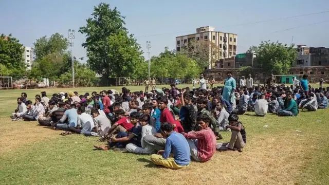 গুজরাটের আহমেদাবাদে অবৈধ বাংলাদেশি সন্দেহে আটকদের বর্ডারে পাঠানোর জন্য একটি মাঠে জড়ো করেছে পুলিশ; ২০২৫ সালের ২৬ এপ্রিলের ছবি