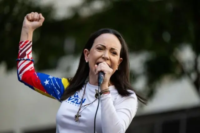 María Corina Machado, líder da oposição venezuelana, fala ao microfone