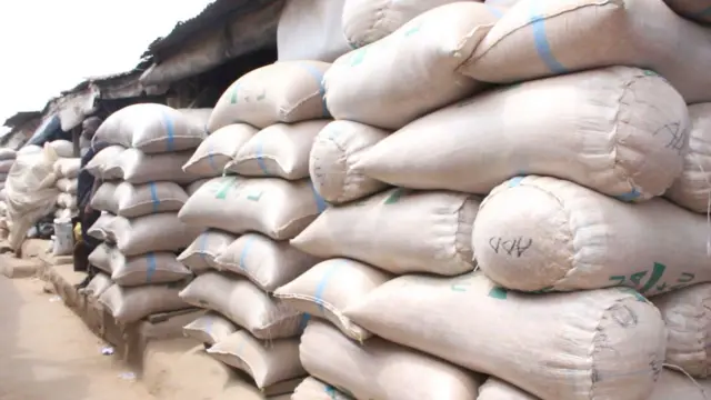 Awọn apo elubọ ti wọn to lori ara wọn ninu ọja