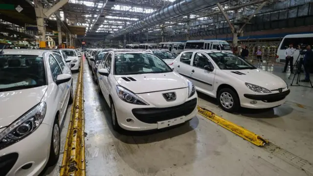 خودروهای پژو ۲۰۷ و ۲۰۶ پس از خروج از خطوط تولید در کارخانه خودروسازی ایران خودرو در غرب تهران پایتخت ایران در تاریخ ۱۴ اوت ۲۰۲۲ در آشیانه پارک شد‌ه‌اند