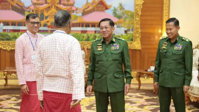 စစ်ကောင်စီဥက္ကဋ္ဌဗိုလ်ချုပ်မှူးကြီးမင်းအောင်လှိုင် နဲ့ မွန်ပြည်သစ်ပါတီ(NMSP)ဒု- ဥက္ကဋ္ဌ နိုင်အောင်မင်းတို့ အောက်တိုဘာ ၁၁ ရက်  နေပြည်တော်မှာတွေ့ဆုံစဥ်။
