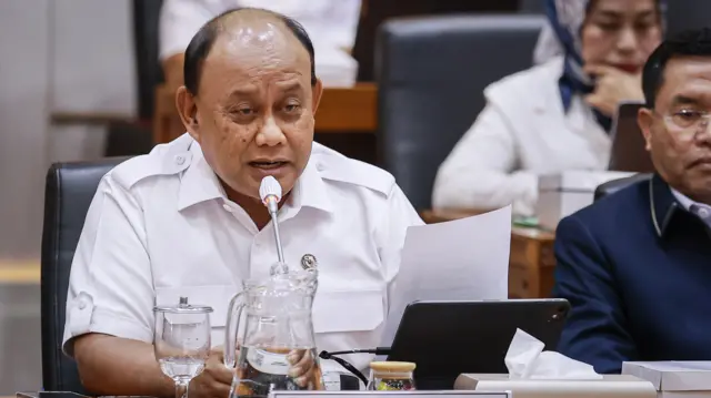 Kepala Badan Gizi Nasional (BGN) Dadan Hindayana menyampaikan paparan pada Rapat Dengar Pendapat (RDP) dengan Komisi IX DPR di Kompleks Parlemen, Senayan, Jakarta, Selasa (20/1/2026).