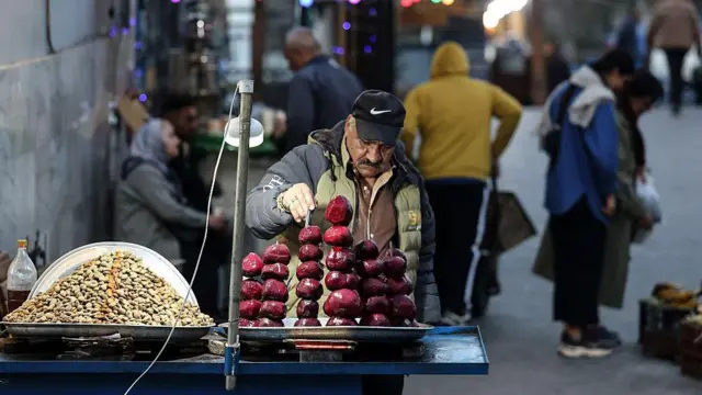 Un vendedor ambulante de comida en Irán.