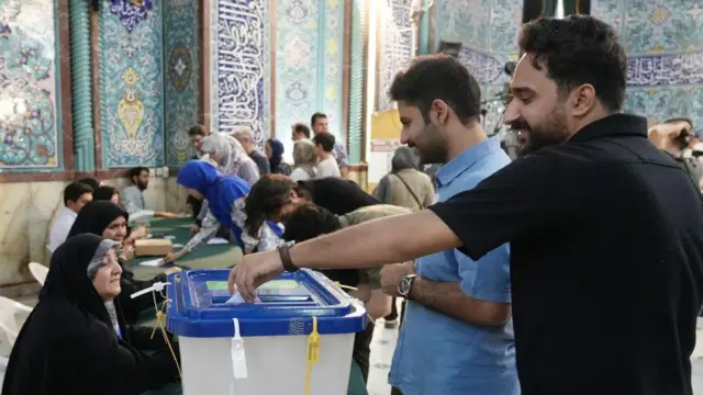ایرانیان در جریان انتخابات ریاست جمهوری جمهوری اسلامی در ۲۸ ژوئن ۲۰۲۴ در یکی از شعبه های اخذ رای در تهران، رای خود را به صندوق انداختند. 