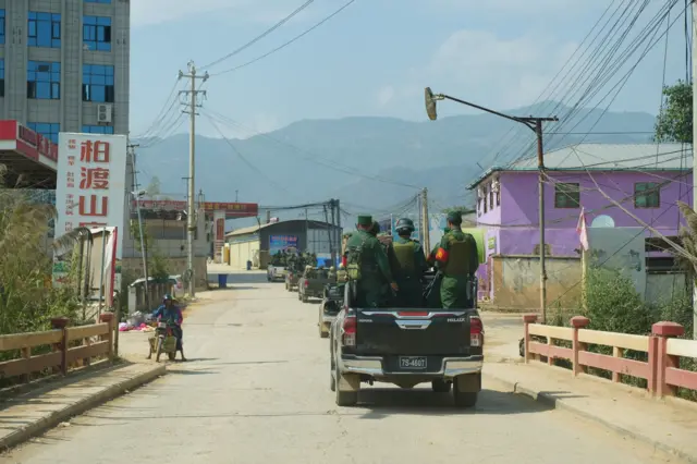 လောက်ကိုင်ကိုဝင်တဲ့အလုပ်သမားတွေကို  နိုင်ငံရေးနောက်ခံ အဓိကထားစစ်မယ် 