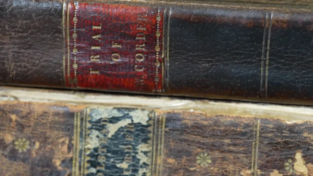الكتابان المصنوعان من جلد وليام كوردر.