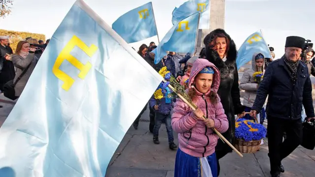 ক্রাইমিয়ান তাতার পতাকা হাতে একটি শিশু