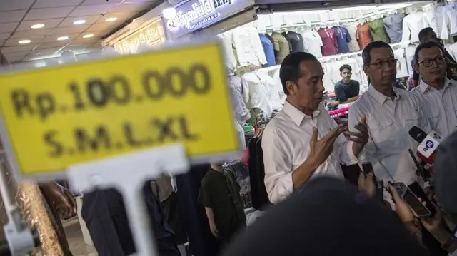 Presiden Joko Widodo (ketiga kanan) didampingi Pj Gubernur DKI Jakarta Heru Budi Hartono (kedua kanan) dan Direktur Properti dan Perpasaran PD Pasar Jaya Aristianto (kanan) menyampaikan keterangan kepada wartawan seusai meninjau Pasar Tanah Abang di Jakarta, Senin (2/1/2023). 