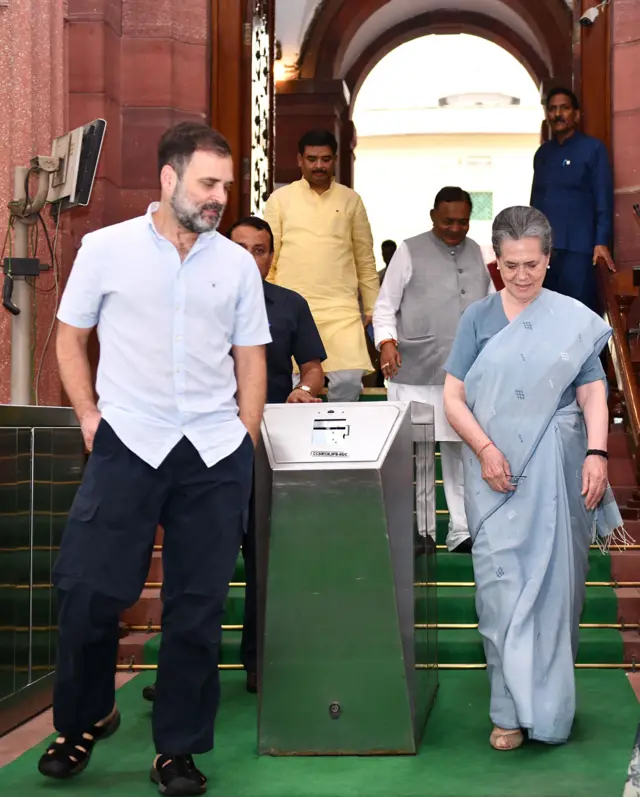 राहुल गांधी, सोनिया गांधी 