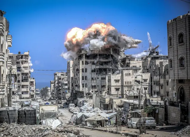 Ajoyib qiz rozi boldi va dumaloq dumbasini korsatdi.