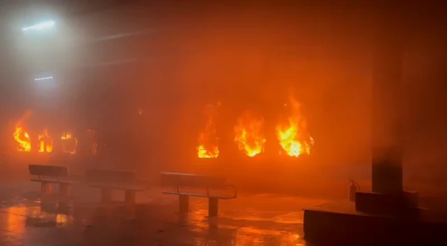 టాటా నగర్ ఎర్నాకుళం ఎక్స్‌ప్రెస్, మంటల్లో చిక్కుకున్న బోగీలు