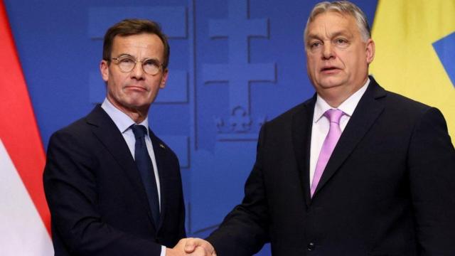 スウェーデンのクリステション首相（左）とハンガリーのオルバン首相