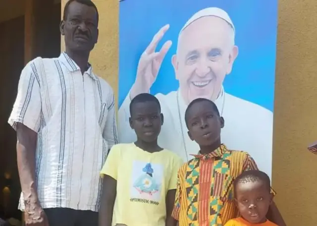 Lino Nyaro Ungom (L), ancien enseignant, avec ses enfants.