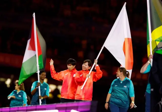 日本選手団の旗手を務めた木村敬一選手（中央左）と和田なつき選手