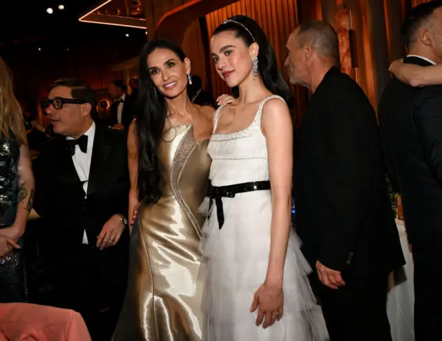 Margaret Qualley y Demi Moore en los Globos de Oro 2025 en el hotel Beverly Hilton de Los Ángeles el 5 enero de 2025.