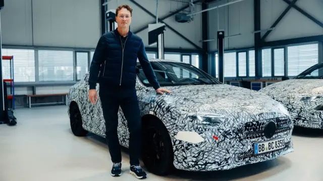 اولا کالنیوس، مدیر بنز در یک ویدیو امکانات نسل جدید مدل CLA را نمایش داد