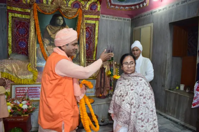 ভারত সেবাশ্রম সঙ্ঘের এক সন্ন্যাসীর সঙ্গে মুখ্যমন্ত্রী মমতা ব্যানার্জী - ফাইল ছবি